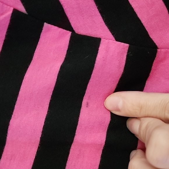 Hot Topic Black & Pink Stripe Split Girls Boxy Crop Top T- - Picture 7 of 8